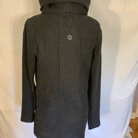Lululemon asymmetrical jacket with folding collar - Picture 2 of 5